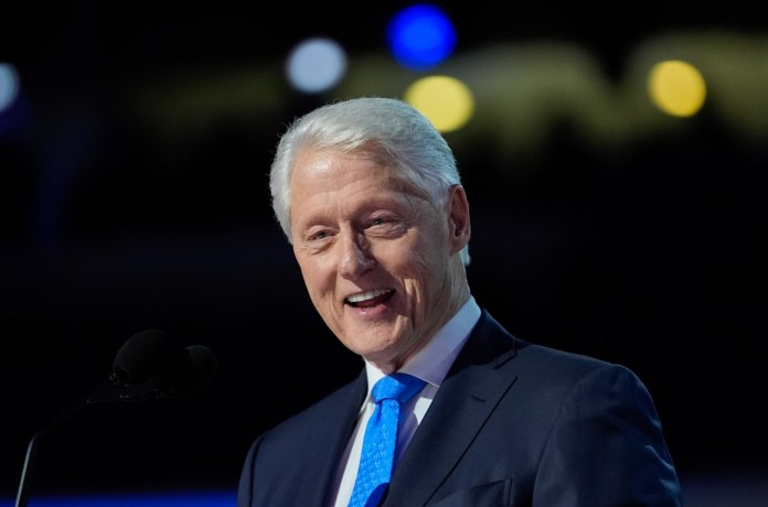 El expresidente Bill Clinton habla durante la Convención Nacional Demócrata, el 21 de agosto de 2024, en Chicago. (Foto AP/Paul Sancya, Archivo)