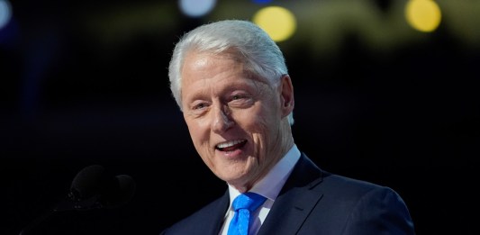 El expresidente Bill Clinton habla durante la Convención Nacional Demócrata, el 21 de agosto de 2024, en Chicago. (Foto AP/Paul Sancya, Archivo)