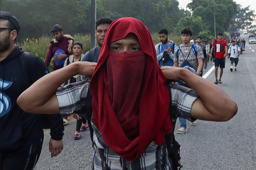  Migrantes caminan hacia la frontera con Estados Unidos este lunes, en el municipio de Huehuetán (México). Una caravana de 1.500 migrantes partió de la frontera sur de México a pesar de las declaraciones del presidente electo de Estados Unidos, Donald Trump, y la presidenta mexicana, Claudia Sheinbaum, quien aseguró la semana pasada que estos grupos ya no llegan al límite norte del país. EFE/ Juan Manuel Blanco