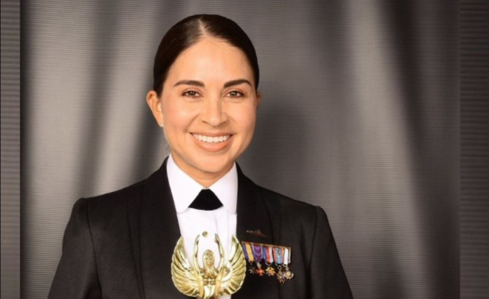 LA CAPITÁN de Fragata Liliana Ortiz Reina, es la primera mujer en llegar a comandante de la Escuela Naval.