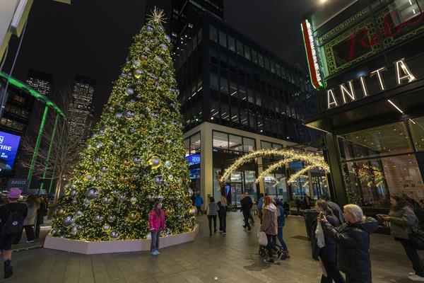 Nueva York (Estados Unidos). Nueva York ya se ha teñido de colores, brillo y esplendor para las festividades navideñas, en las que las temperaturas bajo cero no disuaden a los millones de turistas que visitan la ciudad para disfrutar de sus pistas de hielo, mercadillos y decoraciones. Foto: La Hora: EFE