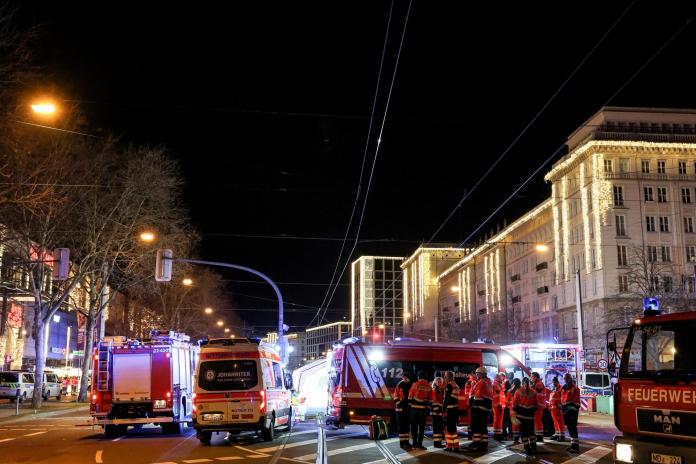 Magdeburg (Germany), 20/12/2024.- Emergency services at the scene after at least one person was killed and dozens injured after a car was driven into a crowd at the Christmas market in Magdeburg, Germany, 20 December 2024. Eyewitnesses told broadcaster MDR that the car drove straight into the crowd at the market in the direction of the town hall. According to a statement by the Magdeburg police on social media a suspect was taken into custody. (Alemania, Magdeburgo) EFE/EPA/FILIP SINGER