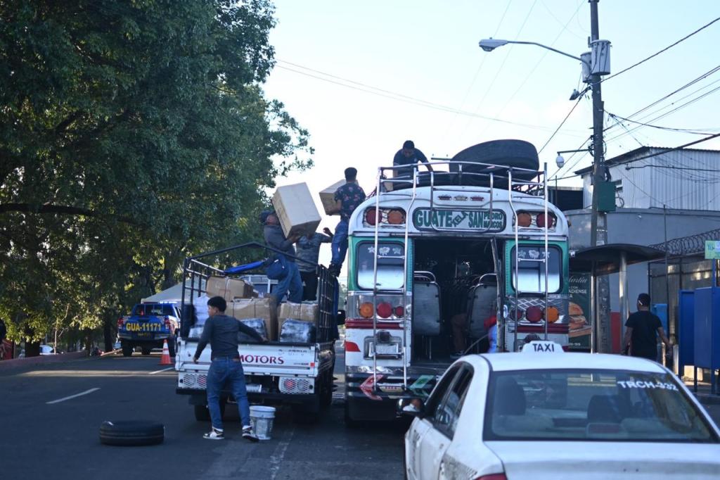 Guatemaltecos emprenden sus viaje a sus lugares de origen en buses extraurbanos. Foto: La Hora / Fabricio Alonzo