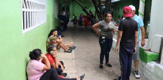 Migrantes esperan en el albergue Jesús el Buen Pastor, el 22 de diciembre de 2024 en el municipio de Tapachula en Chiapas (México). EFE/ Juan Manuel Blanco