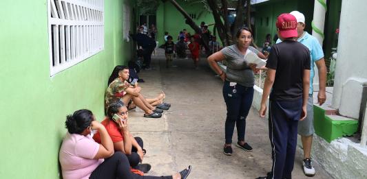 Migrantes esperan en el albergue Jesús el Buen Pastor, el 22 de diciembre de 2024 en el municipio de Tapachula en Chiapas (México). EFE/ Juan Manuel Blanco