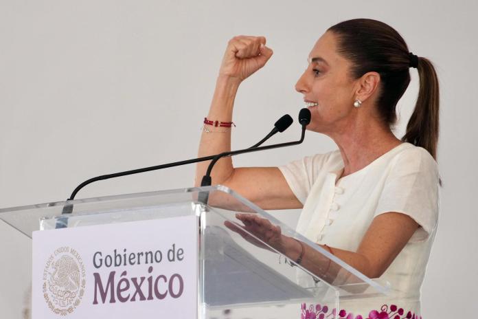 Fotografía cedida este domingo por la Presidencia de México, de la presidenta Claudia Sheinbaum, durante un acto protocolario en la ciudad de Mazatán, en el estado de Sinaloa (México). EFE/