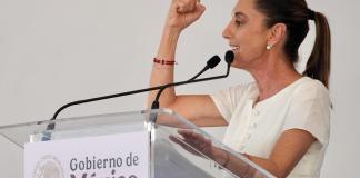 Fotografía cedida este domingo por la Presidencia de México, de la presidenta Claudia Sheinbaum, durante un acto protocolario en la ciudad de Mazatán, en el estado de Sinaloa (México). EFE/