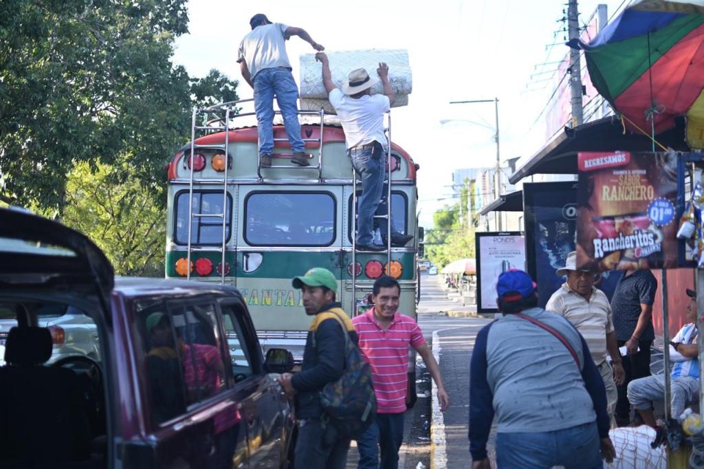 Los guatemaltecos aprovechas las fiestas de fin de año para viajar en buses extraurbanos para ver a su familias. Foto: La Hora / Fabricio Alonzo