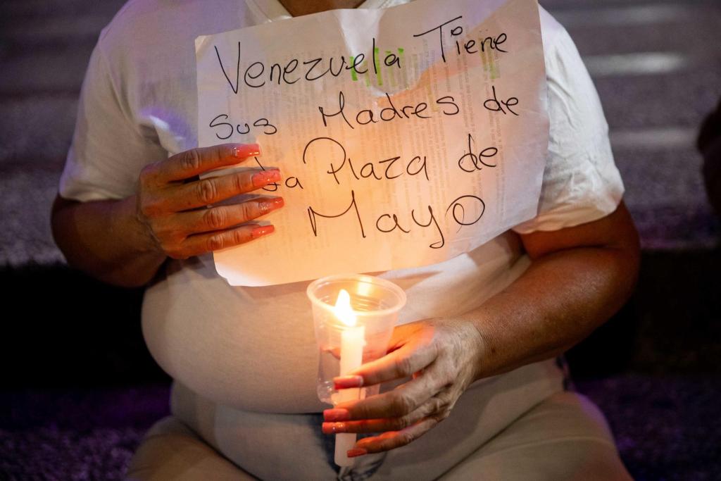 Un grupo de familiares de los considerados "presos políticos" en Venezuela, detenidos tras la crisis postelectoral, pidieron este lunes, durante una vigilia en Caracas, dialogar con el presidente Nicolás Maduro para así -dijeron- "lograr justicia", así como poder pasar la Navidad con sus seres queridos. EFE/ Ronald Peña