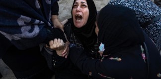 Los palestinos lloran junto a los cuerpos de sus familiares que fueron asesinados en un ataque aéreo israelí, al oeste de Khan Younis en el sur de la Franja de Gaza. EFE/HAITHAM IMAD