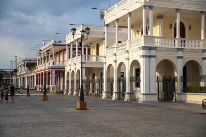 Fotografía de varios edificios con diseños de arquitectura colonial en Granada (Nicaragua). EFE/. Stringer