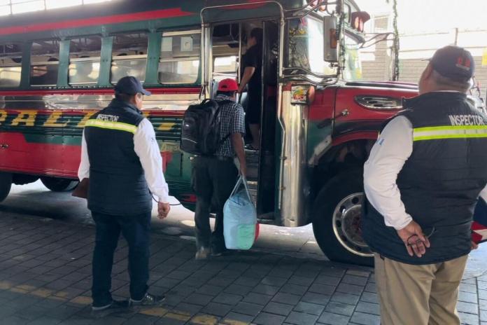 Personal de la Dirección General de Transporte, Provial y Procuraduría de los Derechos Humanos, inspeccionan buses en el CentraSur donde se ha dado a conocer la imposición de multas. Foto La Hora: José Orozco