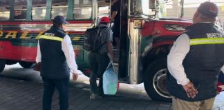 Personal de la Dirección General de Transporte, Provial y Procuraduría de los Derechos Humanos, inspeccionan buses en el CentraSur donde se ha dado a conocer la imposición de multas. Foto La Hora: José Orozco