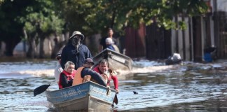 Imagen de archivo de voluntarios en Canoas, norte de Porto Alegre (Brasil). EFE/Sebastião Moreira