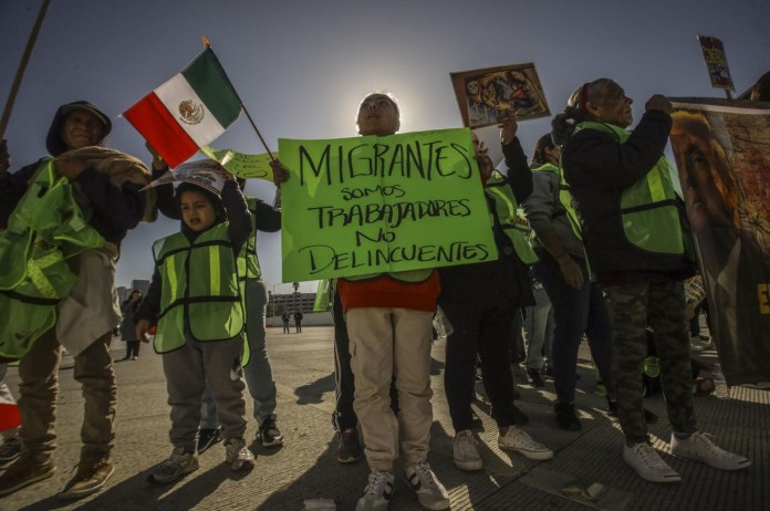 Un grupo de migrantes se manifiesta en el puerto Internacional de San Ysidro, en la ciudad fronteriza de Tijuana (México). EFE/ Joebeth Terriquez