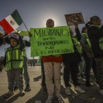 Un grupo de migrantes se manifiesta en el puerto Internacional de San Ysidro, en la ciudad fronteriza de Tijuana (México). EFE/ Joebeth Terriquez