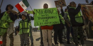 Un grupo de migrantes se manifiesta en el puerto Internacional de San Ysidro, en la ciudad fronteriza de Tijuana (México). EFE/ Joebeth Terriquez