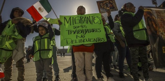 Un grupo de migrantes se manifiesta en el puerto Internacional de San Ysidro, en la ciudad fronteriza de Tijuana (México). EFE/ Joebeth Terriquez