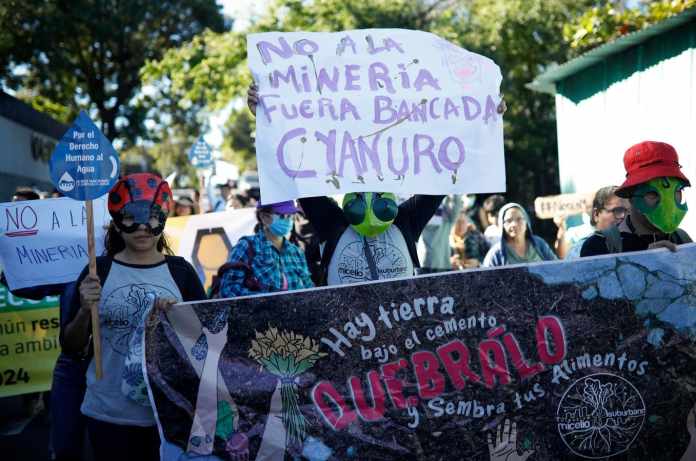 Miembros de organizaciones ambientalistas y de sociedad civil participan en una manifestación frente a la asamblea legislativa este lunes, en San Salvador (El Salvador). EFE/ Rodrigo Sura