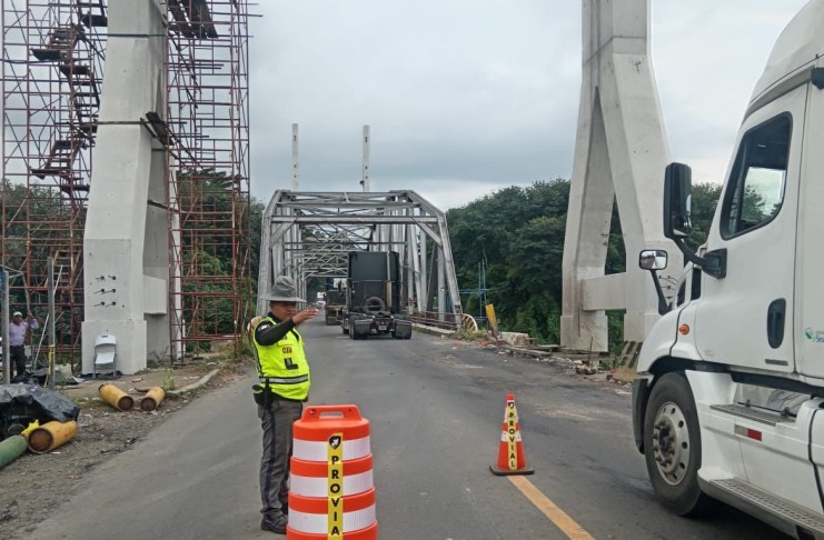 Acuerdo entre CIV y constructores prevé agilizar construcciones de carreteras y puentes. Foto La Hora: Provial