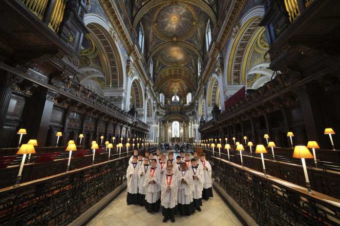 Miembros del coro de la catedral de St. Paul, incluidas niñas por primera vez en 900 años de historia, ensayan para los servicios de Navidad, en Londres, el 23 de diciembre de 2024. (AP Foto/Kin Cheung)