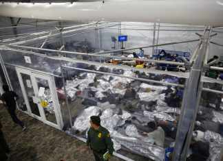 En esta foto de archivo del 30 de marzo de 2021, varios menores encerrados en el centro de detención del Departamento de Seguridad Nacional de Donna, el principal centro de detención para niños no acompañados en Rio Grande Valley administrado por la Oficina de Aduanas y Protección Fronteriza (CBP, por sus siglas en inglés), en Donna, Texas. (AP Foto/Dario Lopez-Mills, Pool, Archivo)