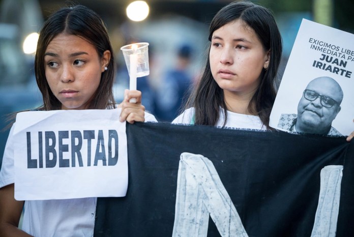 Fotografía de archivo en donde mujeres sostienen carteles durante una manifestación exigiendo libertad para los presos políticos, en Caracas (Venezuela). EFE/ Miguel Gutiérrez