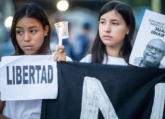 Fotografía de archivo en donde mujeres sostienen carteles durante una manifestación exigiendo libertad para los presos políticos, en Caracas (Venezuela). EFE/ Miguel Gutiérrez