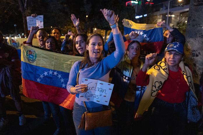 Venezolanos participan en una manifestación este jueves, en Ciudad de Guatemala (Guatemala). EFE/ David Toro