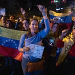 Venezolanos participan en una manifestación este jueves, en Ciudad de Guatemala (Guatemala). EFE/ David Toro