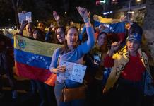 Venezolanos radicados en Guatemala rechazan la juramentación de Nicolás Maduro Venezolanos participan en una manifestación este jueves, en Ciudad de Guatemala (Guatemala). EFE/ David Toro