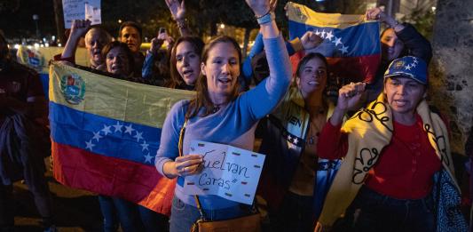 Venezolanos participan en una manifestación este jueves, en Ciudad de Guatemala (Guatemala). EFE/ David Toro