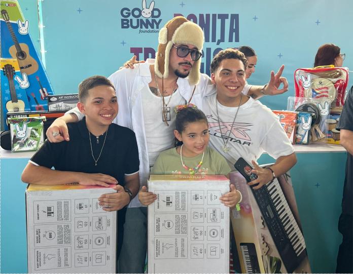 Bad Bunny, posando durante el evento 