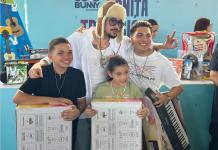 Bad Bunny, posando durante el evento "Bonita Tradición"