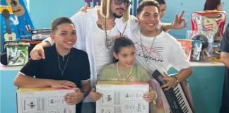 Bad Bunny, posando durante el evento "Bonita Tradición"