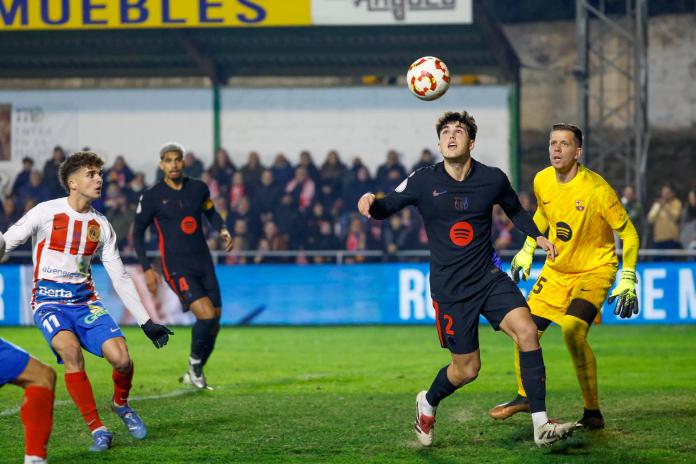 El defensa del Barcelona Pau Cubarsí y el centrocampista del Barbastro Marc Prat, durante el partido de dieciseisavos de la Copa del Rey