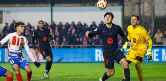 El defensa del Barcelona Pau Cubarsí y el centrocampista del Barbastro Marc Prat, durante el partido de dieciseisavos de la Copa del Rey