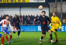 Barcelona avanza con autoridad en la Copa del Rey tras golear al Barbastro El defensa del Barcelona Pau Cubarsí y el centrocampista del Barbastro Marc Prat, durante el partido de dieciseisavos de la Copa del Rey