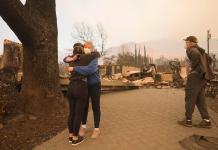 Altadena (United States), 09/01/2025.- Melissa Young (C) gets a hug from a neighbor while looking through the remains of her home that was destroyed by the Eaton wildfire with her brother Mark Mosher (R) in the Altadena, California, USA, 09 January 2025. According to the California Governor's office, more than 7,500 firefighting and emergency personnel are involved in response efforts, as multiple wildfires are continuing to burn across Southern California, destroying many homes and businesses, and forcing nearly two hundred thousand residents to evacuate in the Los Angeles area. (incendio forestal) EFE/EPA/ALLISON DINNER