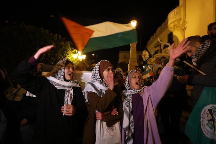 Tunis (Tunisia), 15/01/2025.- Tunisians wave Palestinian flags as they react to news of a ceasefire agreement between Hamas and Israel, in Tunis, Tunis, 15 January 2025. According to US and Hamas officials, Israel and Hamas agreed on a hostage deal and a ceasefire. (Túnez, Túnez) EFE/EPA/MOHAMED MESSARA