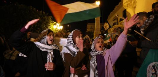 Tunis (Tunisia), 15/01/2025.- Tunisians wave Palestinian flags as they react to news of a ceasefire agreement between Hamas and Israel, in Tunis, Tunis, 15 January 2025. According to US and Hamas officials, Israel and Hamas agreed on a hostage deal and a ceasefire. (Túnez, Túnez) EFE/EPA/MOHAMED MESSARA