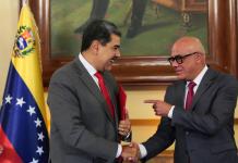 Maduro anuncia que propondrá comisión para reformar la Constitución que dejó Chávez AME9629. CARACAS (VENEZUELA), 08/01/2025.- Fotografía cedida por Palacio Miraflores donde se observa al presidente venezolano Nicolás Maduro, estrechando la mano del presidente de la Asamblea Nacional, Jorge Rodríguez, este miércoles en Caracas (Venezuela). El presidente de Venezuela, Nicolás Maduro, dijo este miércoles que propondrá una comisión para acometer "una reforma constitucional" del texto aprobado en 1999 bajo el Gobierno del fallecido Hugo Chávez (1999-2013), como un primer decreto de la gestión que prevé asumir este 10 de enero, a pesar de su cuestionado triunfo en los comicios del 28 de julio pasado, que también reclama el líder opositor Edmundo González Urrutia. EFE/ Palacio Miraflores / SOLO USO EDITORIAL/SOLO DISPONIBLE PARA ILUSTRAR LA NOTICIA QUE ACOMPAÑA (CRÉDITO OBLIGATORIO)