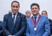 El presidente del CANG, Mario Siekavizza y el candidato a presidente, Sergio Madrazo. Foto: Unidad académica del CANG / La Hora