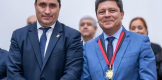 El presidente del CANG, Mario Siekavizza y el candidato a presidente, Sergio Madrazo. Foto: Unidad académica del CANG / La Hora