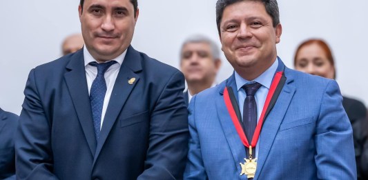 El presidente del CANG, Mario Siekavizza y el candidato a presidente, Sergio Madrazo. Foto: Unidad académica del CANG / La Hora