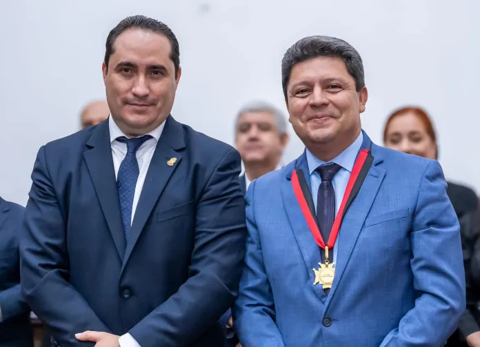 El presidente del CANG, Mario Siekavizza y el candidato a presidente, Sergio Madrazo. Foto: Unidad académica del CANG / La Hora