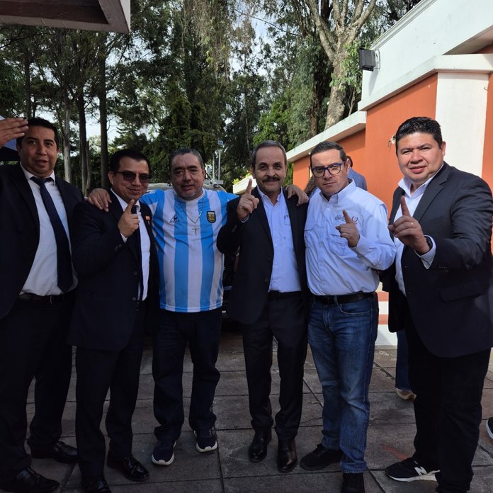 De izquierda a derecha: Wilson López, Noé Rivera, una persona desconocida, Óscar Ruiz, Ángel Pineda, y Julio Recinos. Foto: Coalición Gremial / La Hora