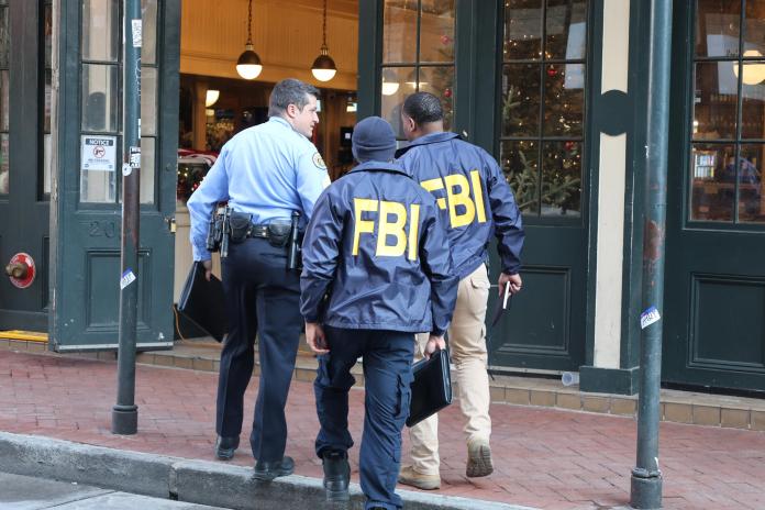 Agentes de FBI investigan la zona donde se llevó a cabo un atentado este jueves, en Nueva Orleans (Estados Unidos). EFE/ Octavio Guzmán