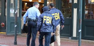 Agentes de FBI investigan la zona donde se llevó a cabo un atentado este jueves, en Nueva Orleans (Estados Unidos). EFE/ Octavio Guzmán