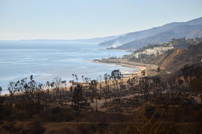 Los Angeles (United States), 10/01/2025.- A view of the remains of homes destroyed by the Palisades wildfire in the Pacific Palisades neighborhood of Los Angeles, California, USA, 10 January 2025. Multiple wildfires continue to burn across thousands of acres in Southern California, destroying thousands of homes and forcing people to evacuate areas throughout the Los Angeles area. According to the California Governor'Äôs office, more than 7,500 firefighting and emergency personnel are involved in response efforts. (incendio forestal) EFE/EPA/ALLISON DINNER